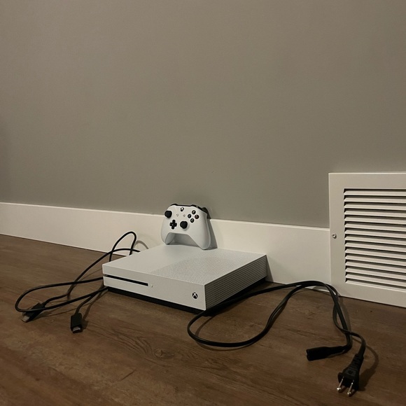 Xbox One S with 3 controllers - Picture 2 of 8